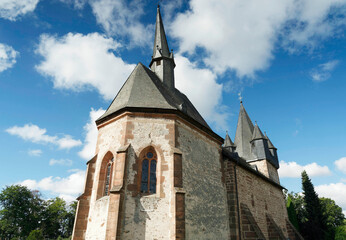 Fototapeta na wymiar Kirchenstandort im Burgwald. Martinskirche auf dem Christenberg bei Münchhausen in die Wetschaft Senke (Marburger Bergland) in Hessen