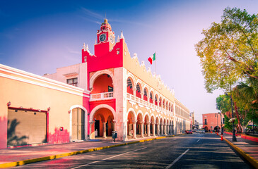 Merida, Mexico. Plaza Grande, beautiful spanish colonial city in Yucatan Peninsula. - obrazy, fototapety, plakaty