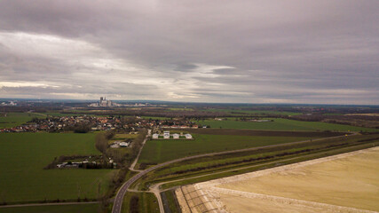 Drohnenfoto von einer Landschaft mit Dörfer und Acker und Strassen