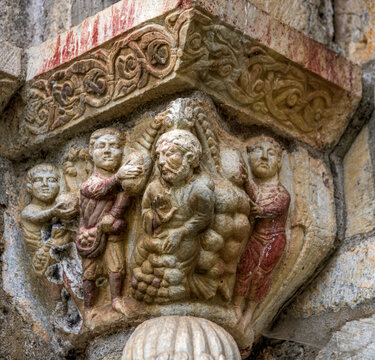 Chapiteau roman dans la basilique Saint-Juste de Valcabr&egrave;re, Pyr&eacute;n&eacute;es, France