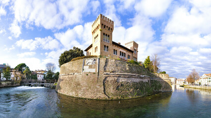 Treviso e il castello nel centro storico - monumenti, edifici storici  tra le mura della città trevigiana circondata dal fiume Sile - obrazy, fototapety, plakaty