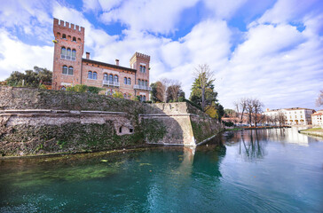 Treviso e castello Romano Fortunato; monumenti, edifici storici tra le mura della città trevigiana circondata dal fiume Sile