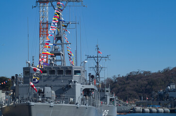 Naklejka premium 満艦飾の海上自衛隊艦艇