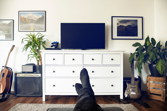 Fernseher auf Kommode