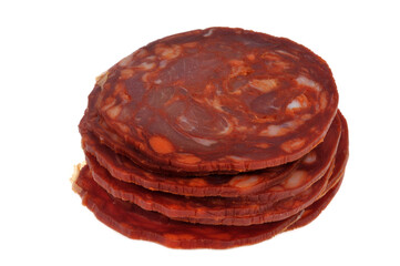 Tranches de chorizo en gros plan sur fond blanc