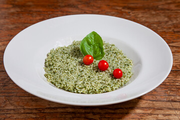 Risotto con pesto alla genovese, pomodori pachino e basilico. 