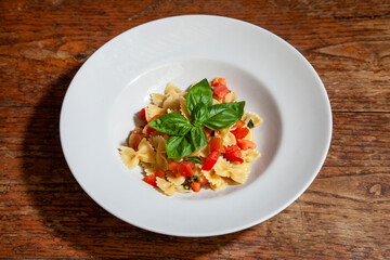 Pasta italiana, orecchiette con pomodoro fresco, basilico ed olio di oliva.
