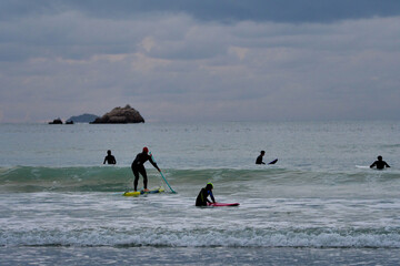 Surf, paddle et jeux d'eau sur une plage en Bretagne