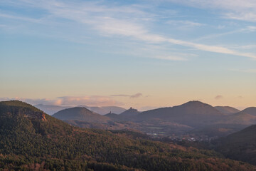 reichsburg trifels im morgenlicht