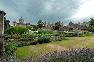 Fototapeta na wymiar Jardins à l'entrée du New College d'Oxford, Angleterre