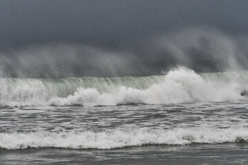 Surf, paddle et jeux d'eau sur une plage en Bretagne