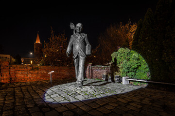 pomnik Papy Musioła w Opolu w nocy