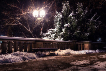 ławka w parku z latarnią w nocy w zimie - obrazy, fototapety, plakaty