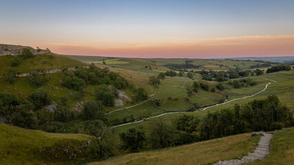 Fototapeta premium Coucher du soleil coloré sur les plaines de malham cove, Angleterre