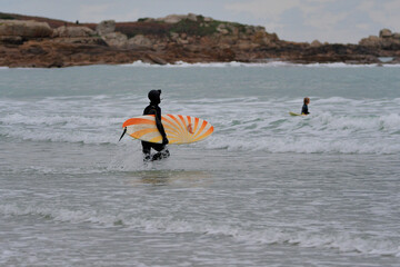 Surf, paddle et jeux d'eau sur une plage en Bretagne
