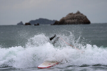 Surf, paddle et jeux d'eau sur une plage en Bretagne