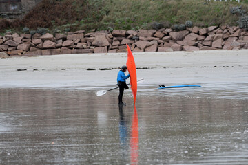 Surf, paddle et jeux d'eau sur une plage en Bretagne