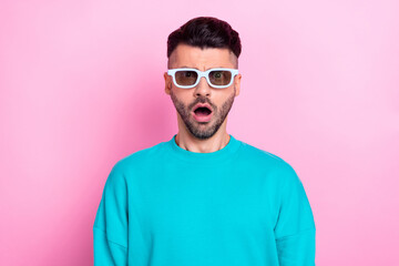 Obraz premium Portrait photo of young funny guy impressed shocked dramatic moment watching new premiere film wear cinema glasses isolated on pink color background