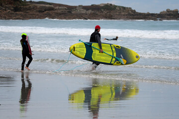 Surf, paddle et jeux d'eau sur une plage en Bretagne