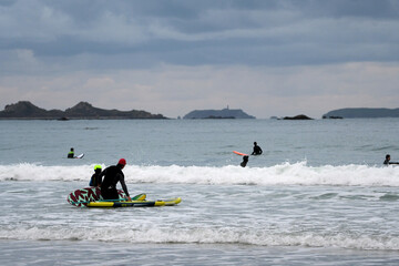 Surf, paddle et jeux d'eau sur une plage en Bretagne