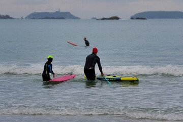 Surf, paddle et jeux d'eau sur une plage en Bretagne