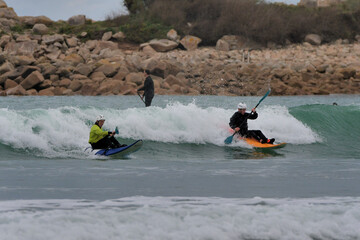 Surf, paddle et jeux d'eau sur une plage en Bretagne