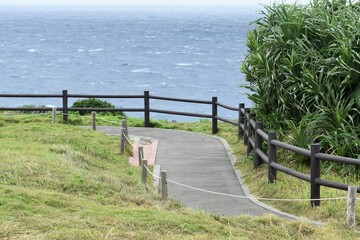 Obraz premium 恩納港付近の岸壁にある遊歩道と東シナ海