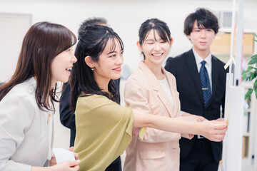 オフィスで楽しく働くビジネスパーソン