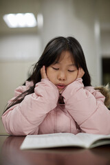 学校で漢字を勉強している小学生の女の子の様子