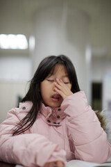 学校で勉強に疲れる小学生の女の子の様子