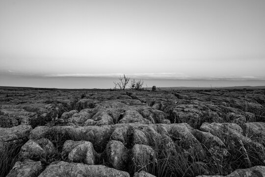 Photographie minimaliste d'un paysage anglais quasi désertique montrant les pierres lisses de Malham Cove