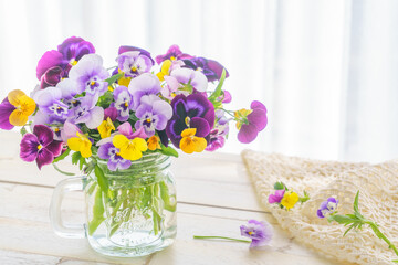 庭から摘んだパンジー・ビオラのアレンジ