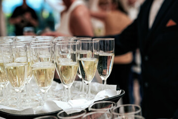 kieliszki z szampanem na powitanie