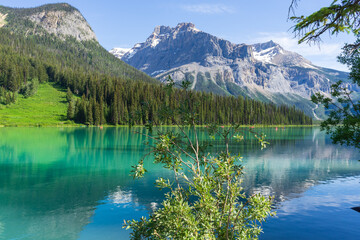 Emerald Lake and reflexion of the mountains, Yoho National Park, Bristish Columbia, Canada