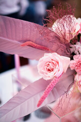 dekoracja stołu z różowych kwiatów - obrazy, fototapety, plakaty