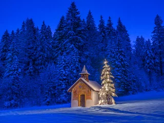 Fototapete Rund Beleuchteter Weihnachtsbaum mit Kapelle bei Nacht, Winterlandschaft, Bayern, Deutschland © pwmotion