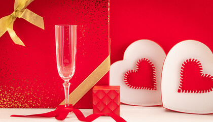 Fond d'écran pour la Saint-Valentin avec un cadeau et une coupe de champagne. Composition...