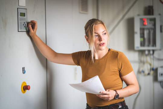 Junge angehende Landwirtin, kontrolliert und dokumentiert Anlagen und Steuerungssysteme.