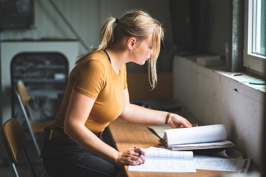 Auch B&uuml;roarbeit mu&szlig; eine junge Landwirtin k&ouml;nnen, junge Landwirtin notiert und schaut einiges nach.