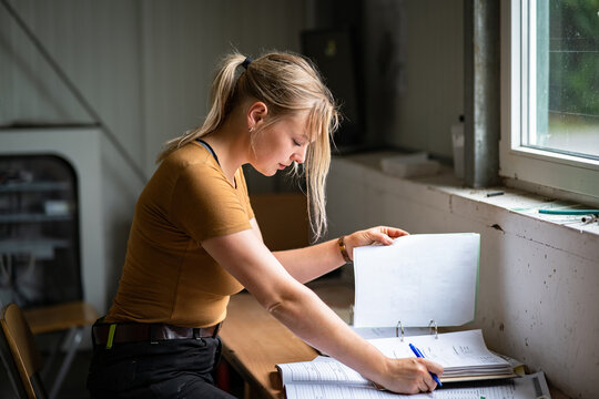 Auch B&uuml;roarbeit mu&szlig; eine junge Landwirtin k&ouml;nnen, junge Landwirtin notiert und schaut einiges nach.