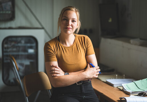 Skeptisch: Junge Landwirtin in ihrem B&uuml;ro, vieles muss dokomentiert werde, manchmal zuviel.