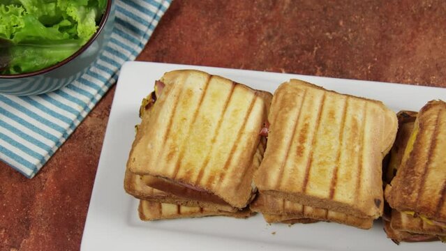 plusieurs croque monsieur dans un plat