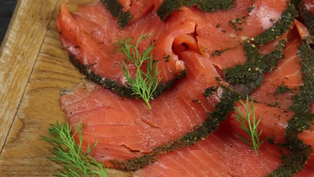 tranches de saumon fum&eacute; &agrave; l'aneth, en gros plan, sur une planche &agrave; d&eacute;couper	