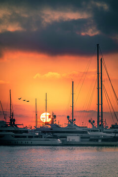 Atardecer en el muelle de barcos del puerto de Vilanova i la Geltr&uacute;