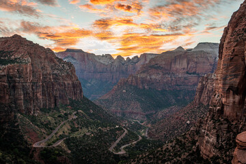 Fototapeta premium sunset at canyon overlook trail in zion national park