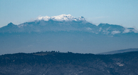 El iztaccihuatl o mujer blanca o mujer dormida, es una gran montaña mexicana en el eje neovolcánico tranversal mexicano. 
