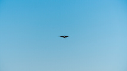 Airplane in flight against the blue sky - obrazy, fototapety, plakaty