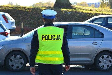 Patrol policji drogowej kontroluje ruch na drodze w czasie korków.