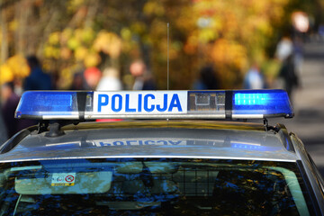 Patrol policji drogowej kontroluje ruch na drodze w czasie korków. © FotoDax