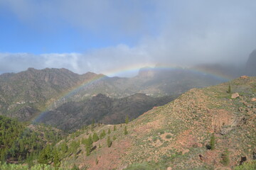 Regenbogen in den Bergen von Gran Canaria - obrazy, fototapety, plakaty